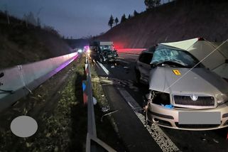 Tragická nehoda u Jihlavy. Řidička na letních gumách dostala smyk, po srážce s dodávkou zemřela - Novinky